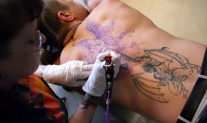 Tamara Sulc at work on a tattoo